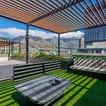 Stylish Studio Apartment With Rooftop Pool!