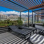 Stylish Studio Apartment With Rooftop Pool!