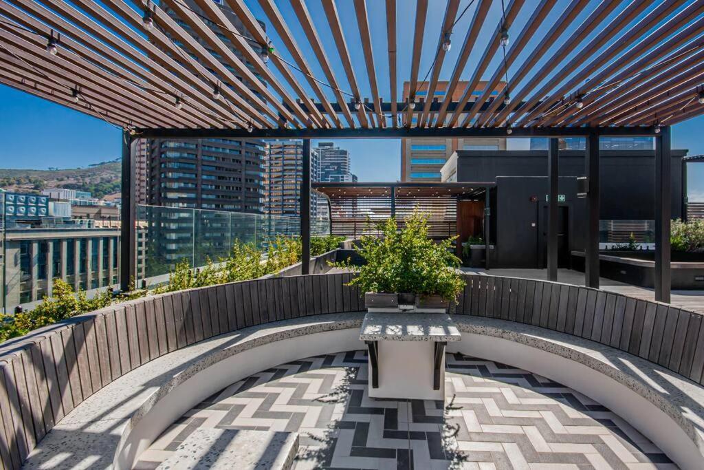 Stylish With Rooftop Pool! Apartamento
