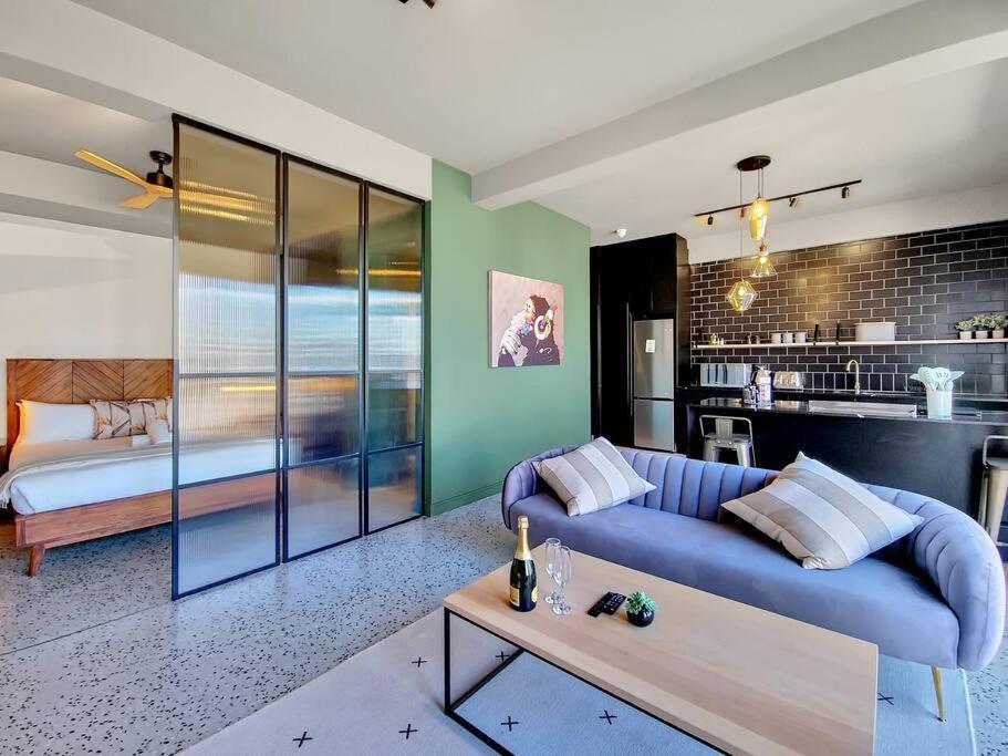 Stylish With Rooftop Pool! Apartamento