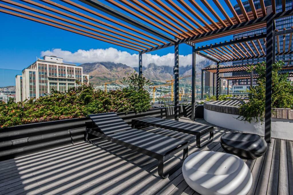 Stylish With Rooftop Pool! Apartamento