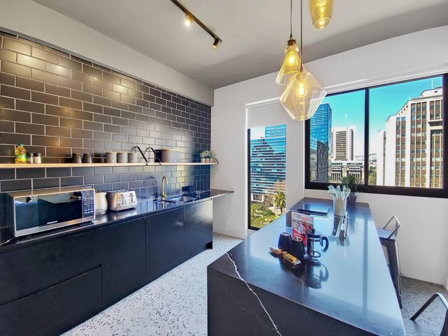 Stylish With Rooftop Pool! Apartamento *