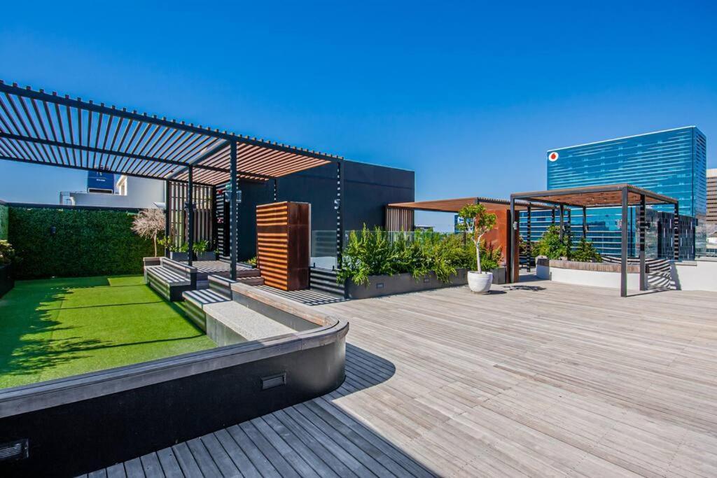Stylish With Rooftop Pool! Apartamento
